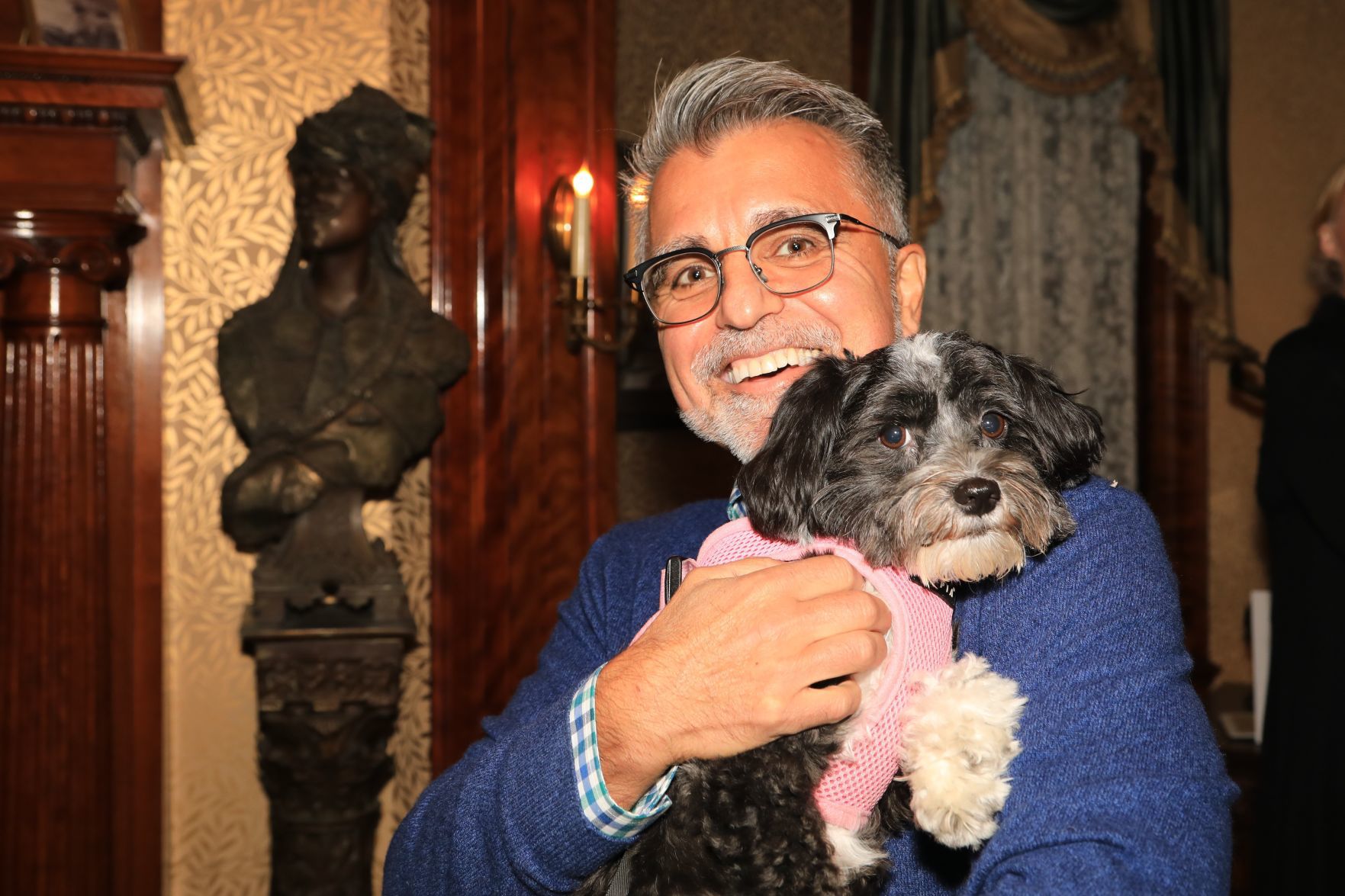 Dr. Shahrdad Khodamoradi, Mitzi